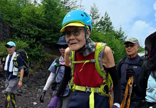 Kokichi Akuzawa climbs Mount Fuji at 102