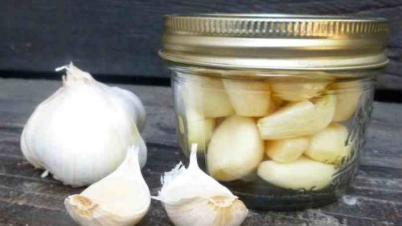 How to use garlic water for hair loss
