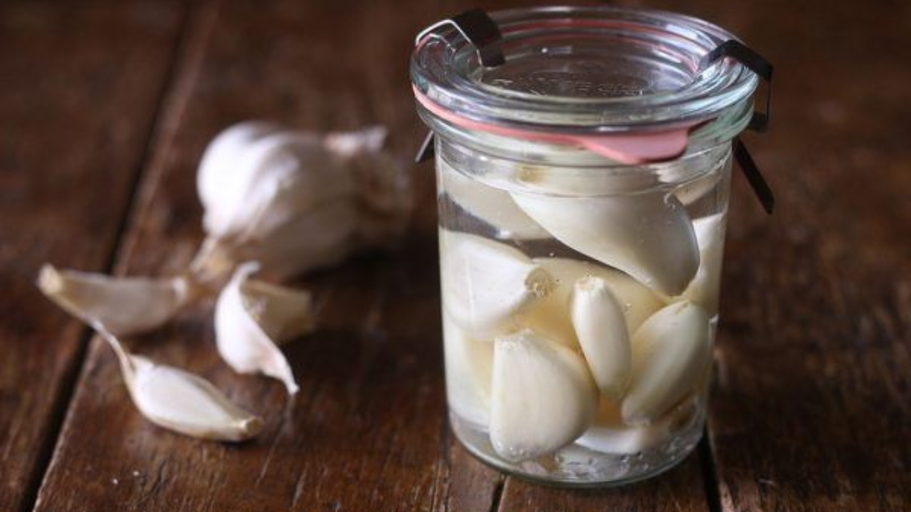 How to create a garlic water rinse for hair?