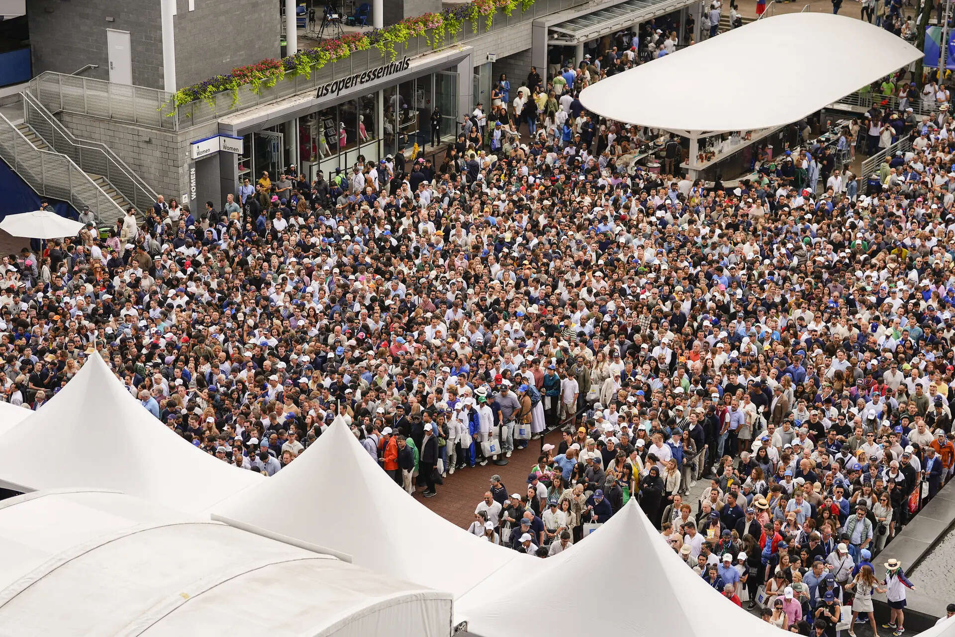 Thousands waited in queues amid strict security measures due to US President Donald Trump's visit to watch the 2025 US Open at Flushing Meadows in New York. (AP) Alcaraz wins the 3rd set against Sinner to close in on the US Open title. Trump gets cheers and boos