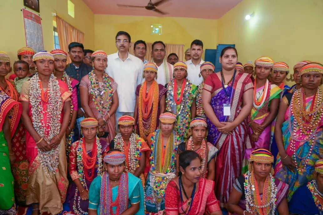 गवर्नर हरि बाबू कांभमती बुधवार को मलकांगिरी जिले में बॉन्डा जनजाति के सदस्यों के साथ काम करते हैं