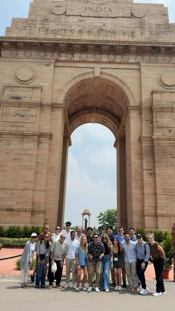 समूह ने खिड़कियों के बाहर भारत को देखा। व्हाट्सएप इमेज 2025-09-11 10.11.25 (3) पर।