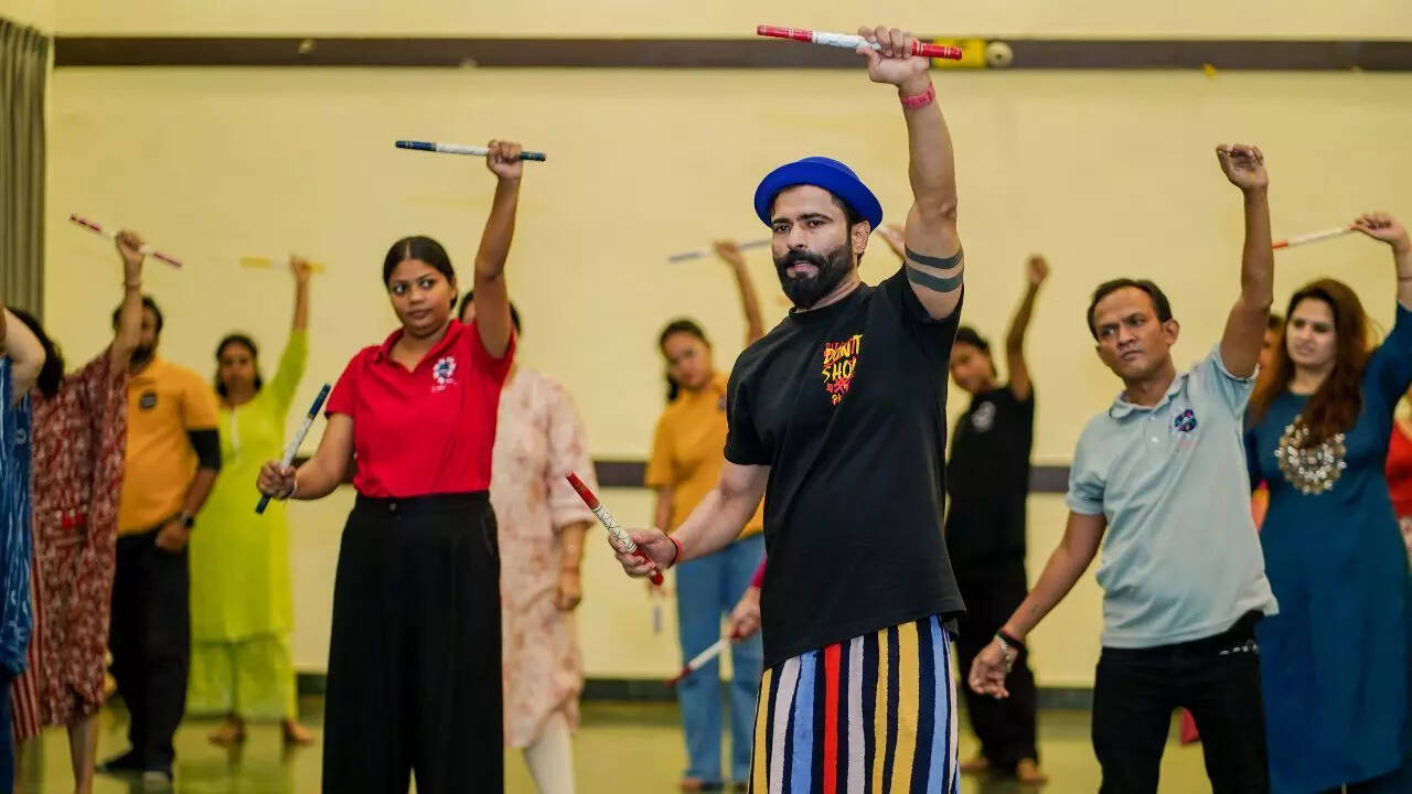 Bharat Singh Rajawat teaching dandiya at his Delhi workshop ​(Pic: Garbaholics 360)