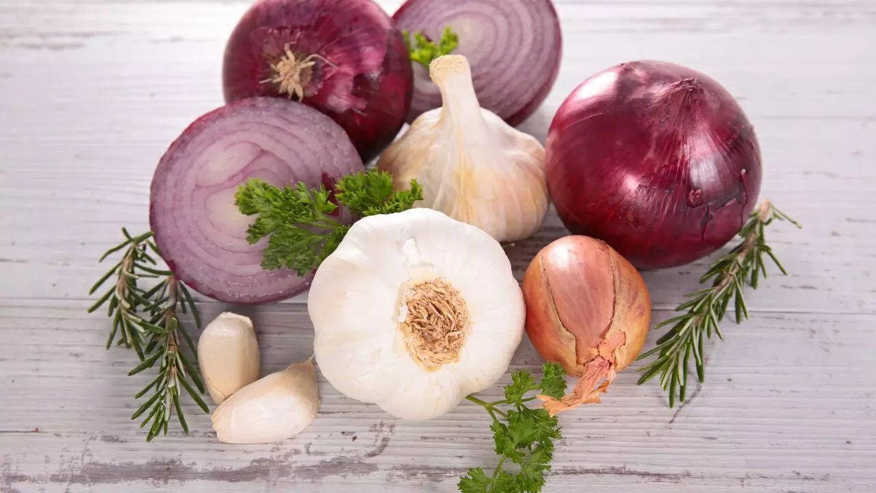 Mix onion and garlic juice for natural pest control