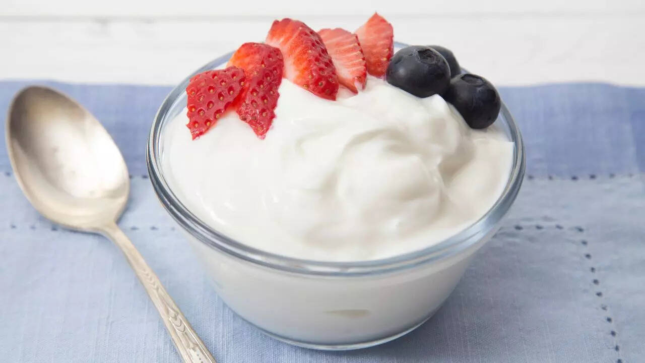Plain greek yogurt with berries