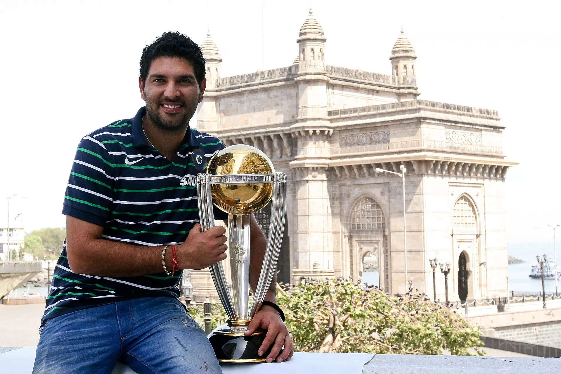 क्रिकेट इंडियन टीम के युवराज सिंह ने 3 अप्रैल, 2011 को मुंबई, भारत में ताज पैलेस होटल में एक फोटोग्राफिक कॉल के दौरान, भारत के प्रवेश द्वार के साथ, सीपीआई क्रिकेट विश्व कप ट्रॉफी के साथ पोज दिया। (रितम बनर्जी/गेटी इमेज द्वारा फोटो) कैप्टन विनिंग प्रेस कॉन्फ्रेंस - आईसीसी विश्व कप 2011