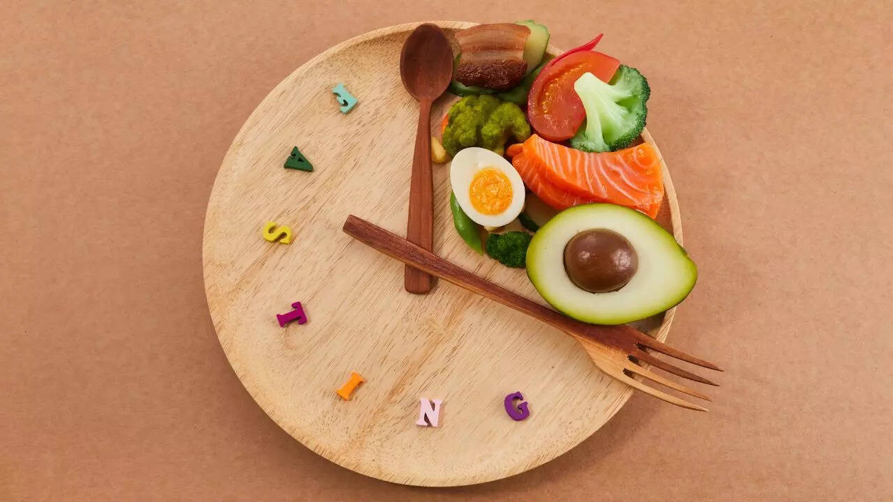 OMAD: இடைப்பட்ட உண்ணாவிரதத்தின் தீவிர பதிப்பு. வரவு: கேன்வா OMAD: இடைப்பட்ட உண்ணாவிரதத்தின் தீவிர பதிப்பு. வரவு: கேன்வா