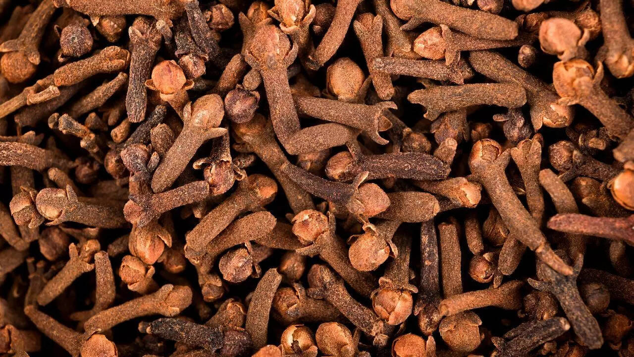 Cloves in semolina (suji)