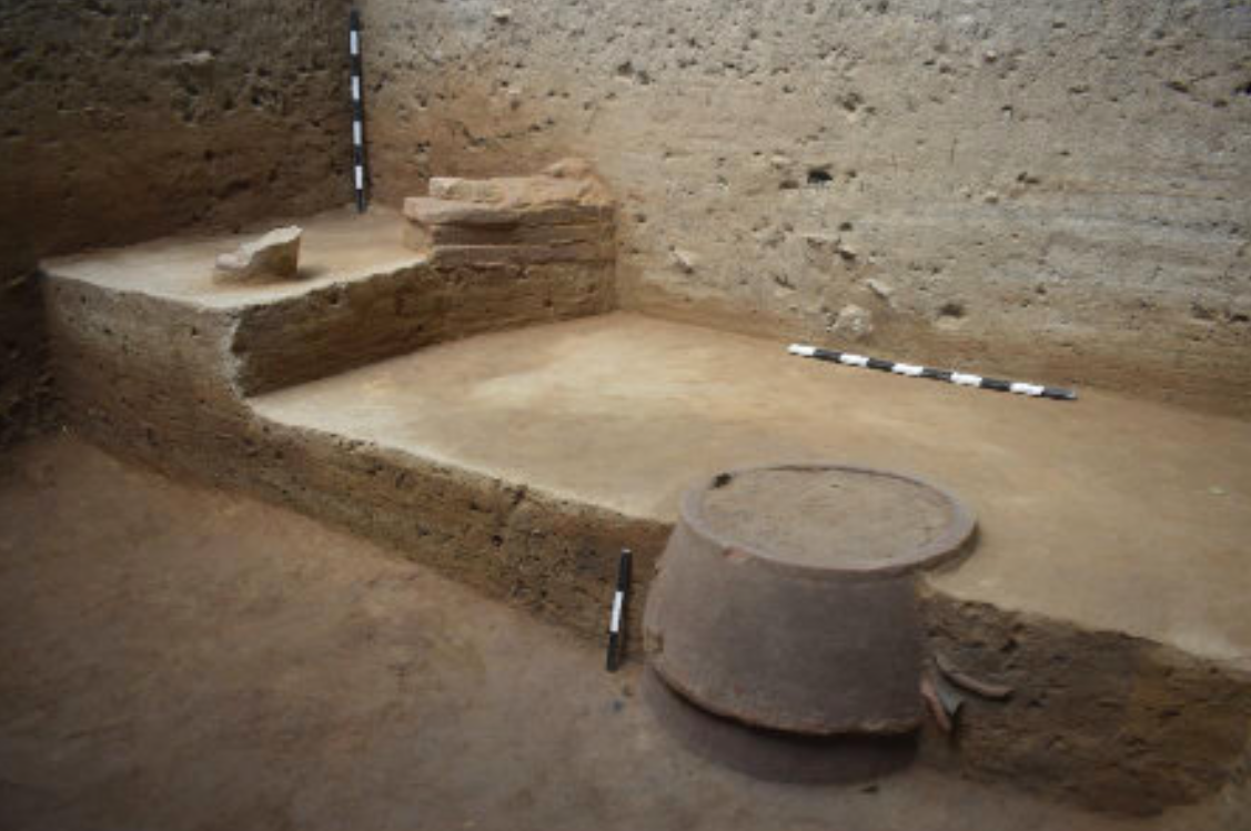 Terracotta Ring-well &  Brick structure, XM10/2,  Keeladi (Photo: study  )