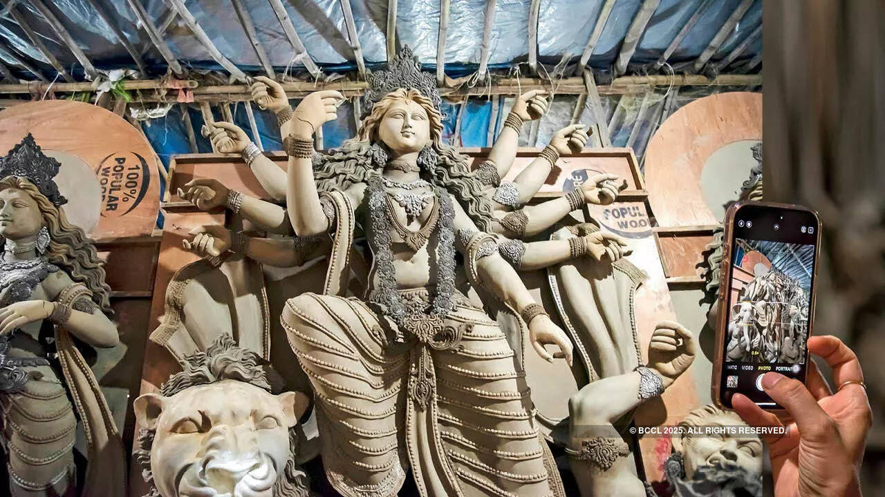 At the two workshops, at Kali Mandir and the one near Chandralok Cinema, walk leaders talk about the process of idol making