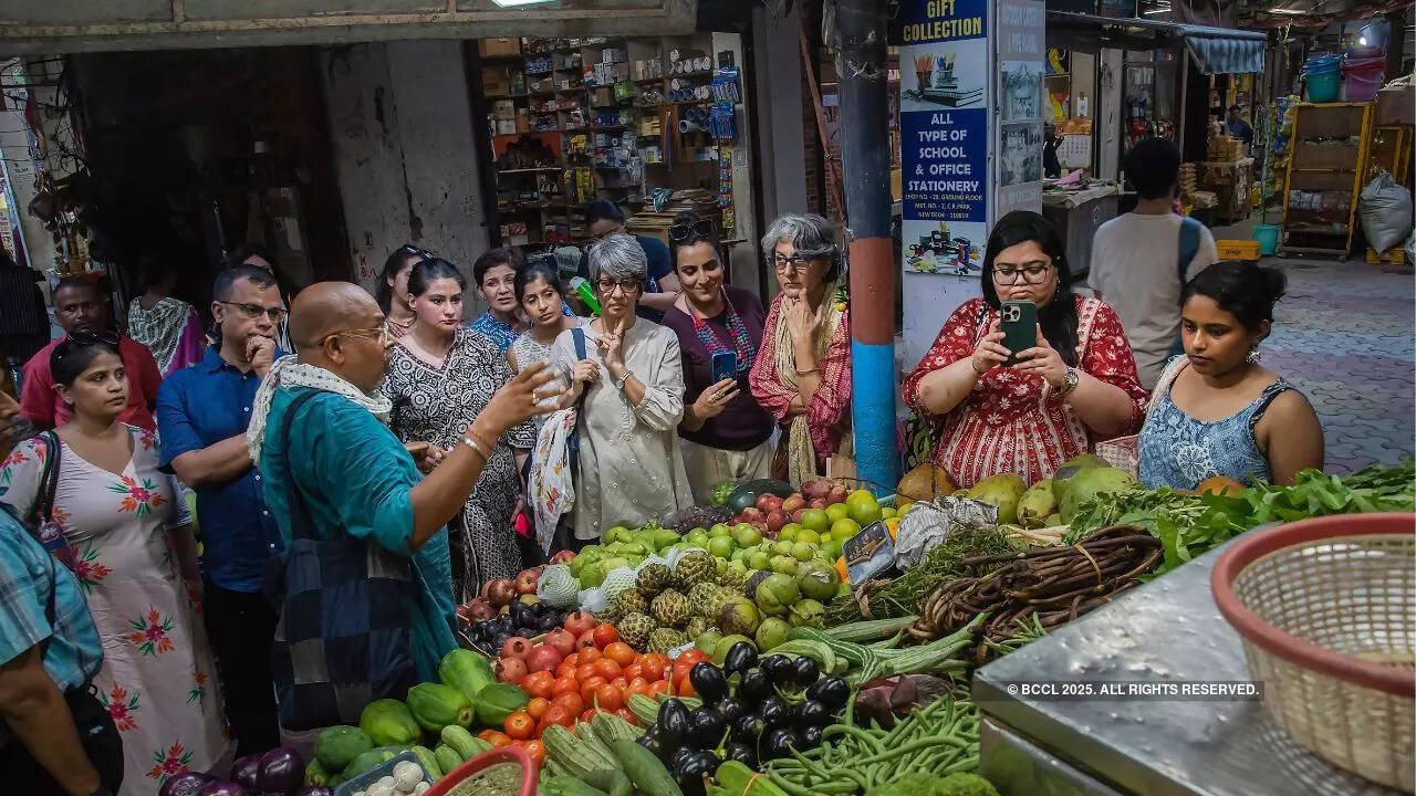 While crossing the alleyways of the CR Park markets, the group takes pit stops at the shops to catch glimpses of the groceries and vegetables used in Bengali households, Puja decor and more