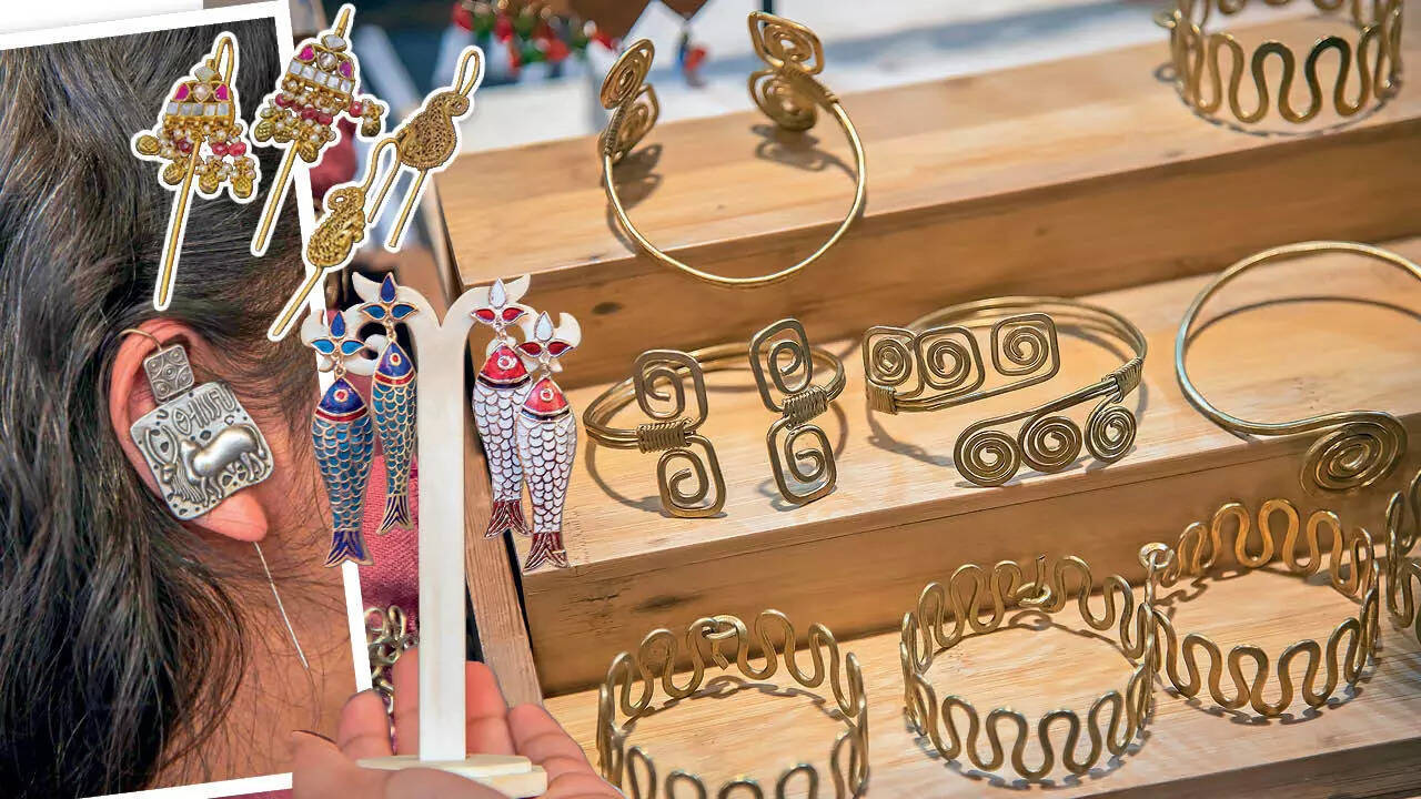 To complement your sari look, opt for handmade dokra haslis or chokers, rings and bracelets and bugadi pins