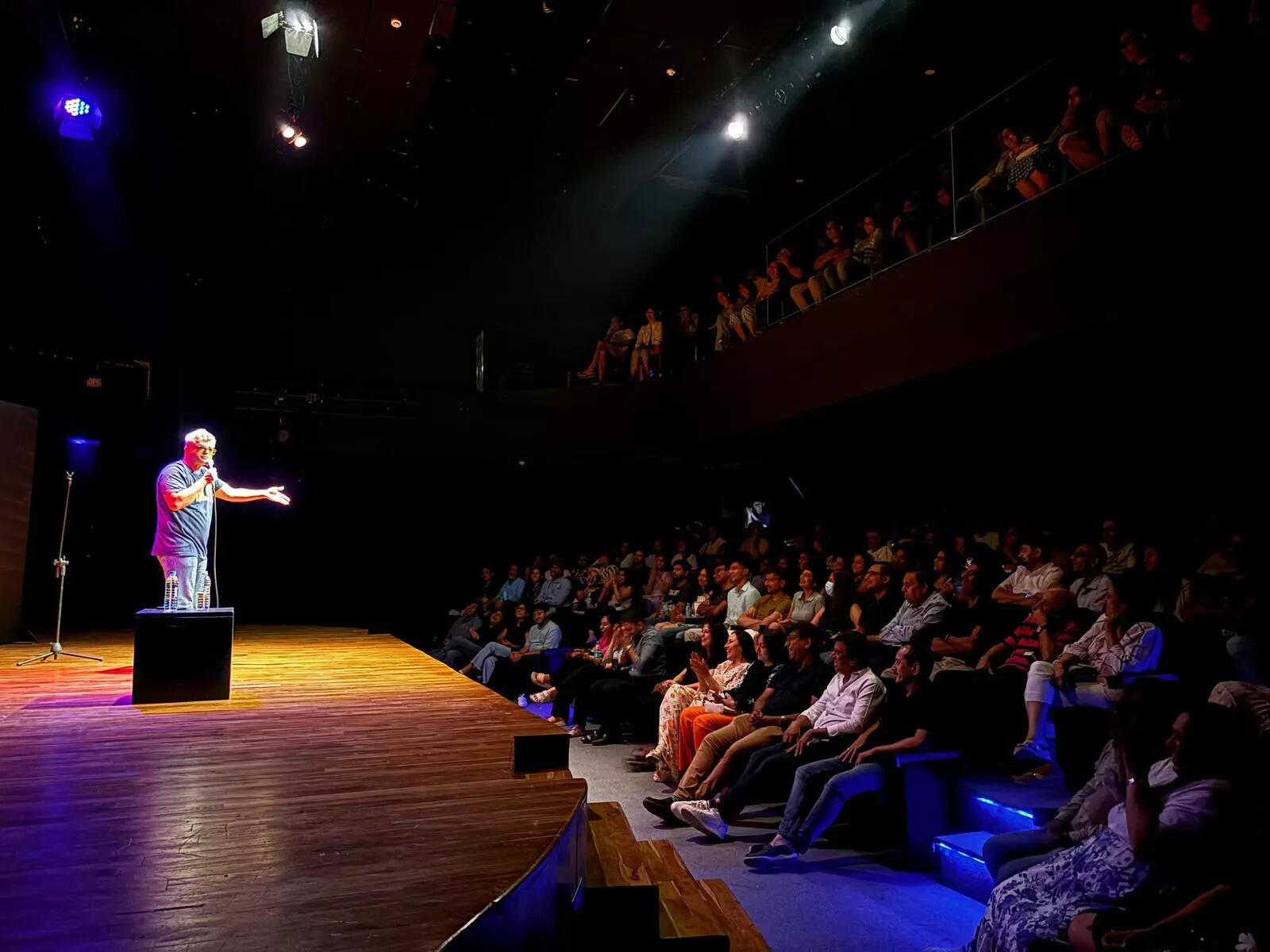 Atul Khatri performing