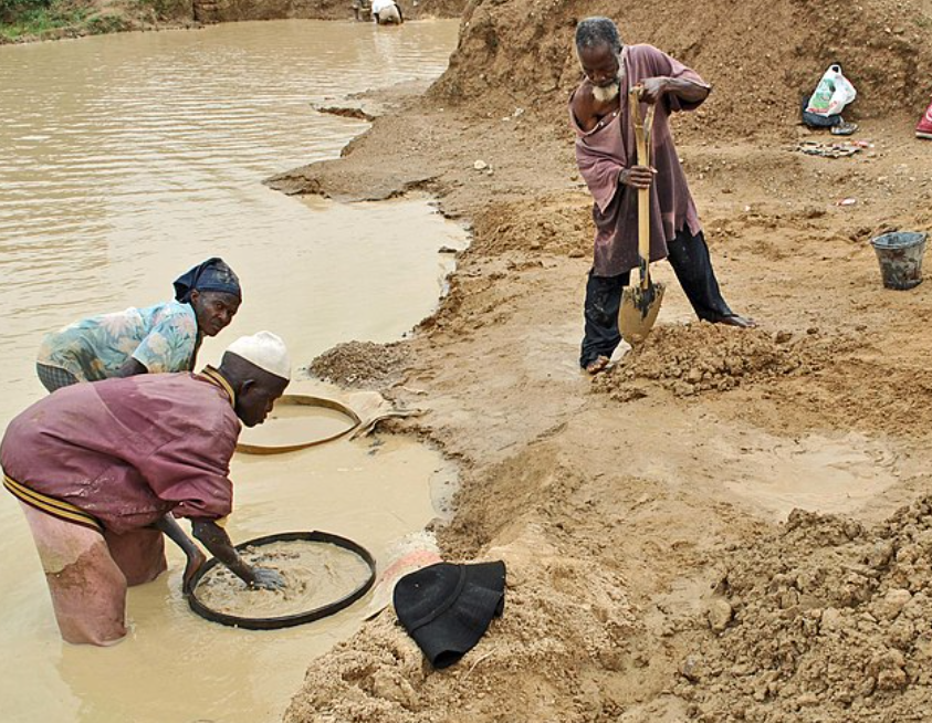 Blood diamond miners in ​Sierra Leone  (Photo: Wikimedia Commons)​