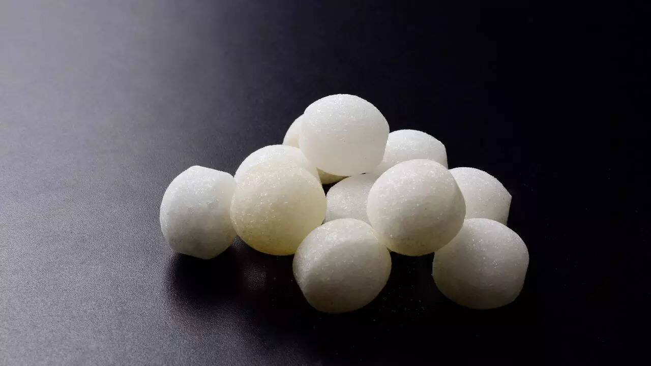 How to use naphthalene balls for different items