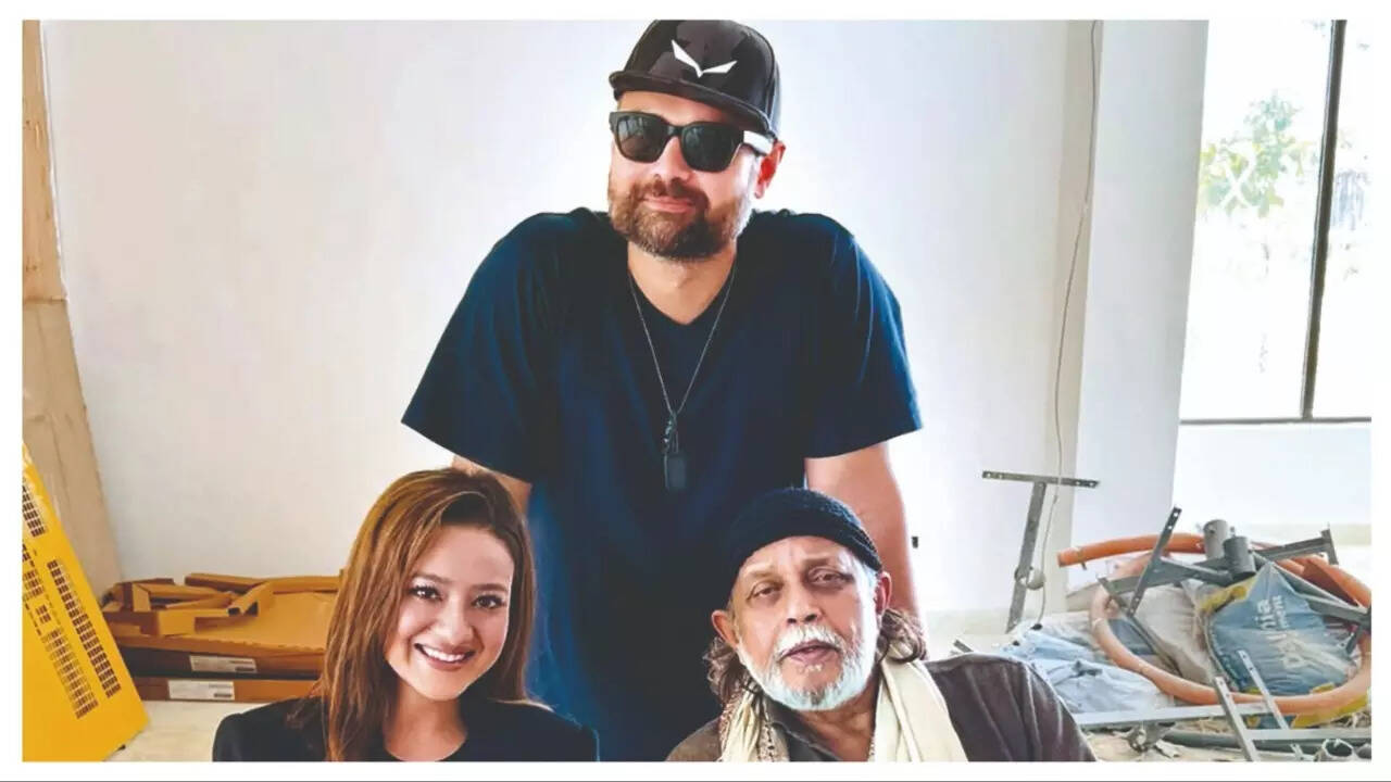 Mimoh with wife Madalsa Sharma and father Mithun Chakraborty