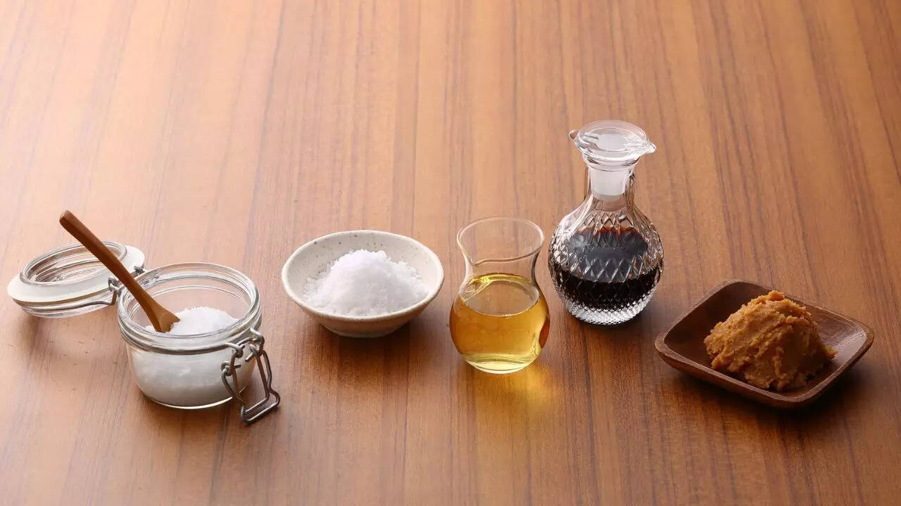 உப்பு, பேக்கிங் சோடா மற்றும் எண்ணெய் குளியலறை ஸ்க்ரப் செய்வது எப்படி