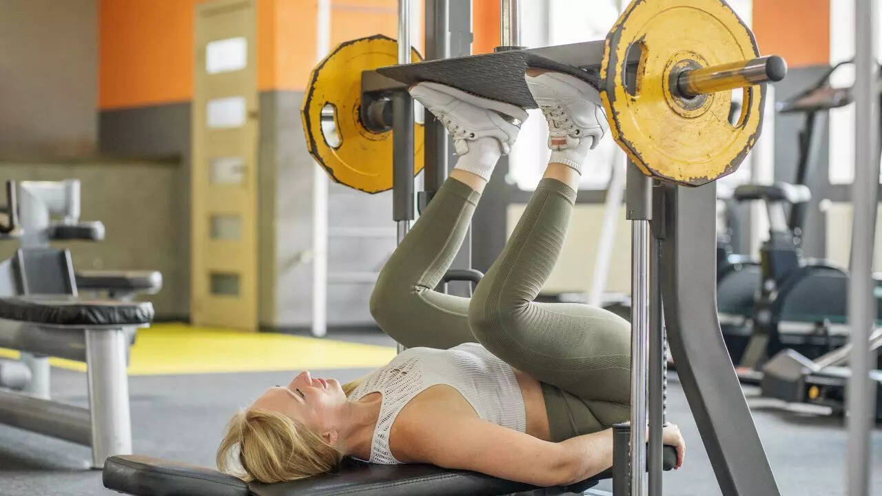 Leg press machine: Controlled leg day strength training