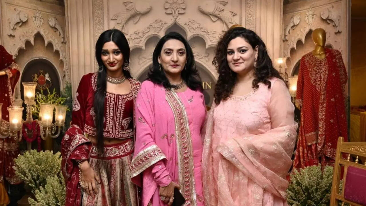 L-R: Naila Hussain, Asma Hussain, Amira Husain L-R: Naila Hussain, Asma Hussain, Amira Husain