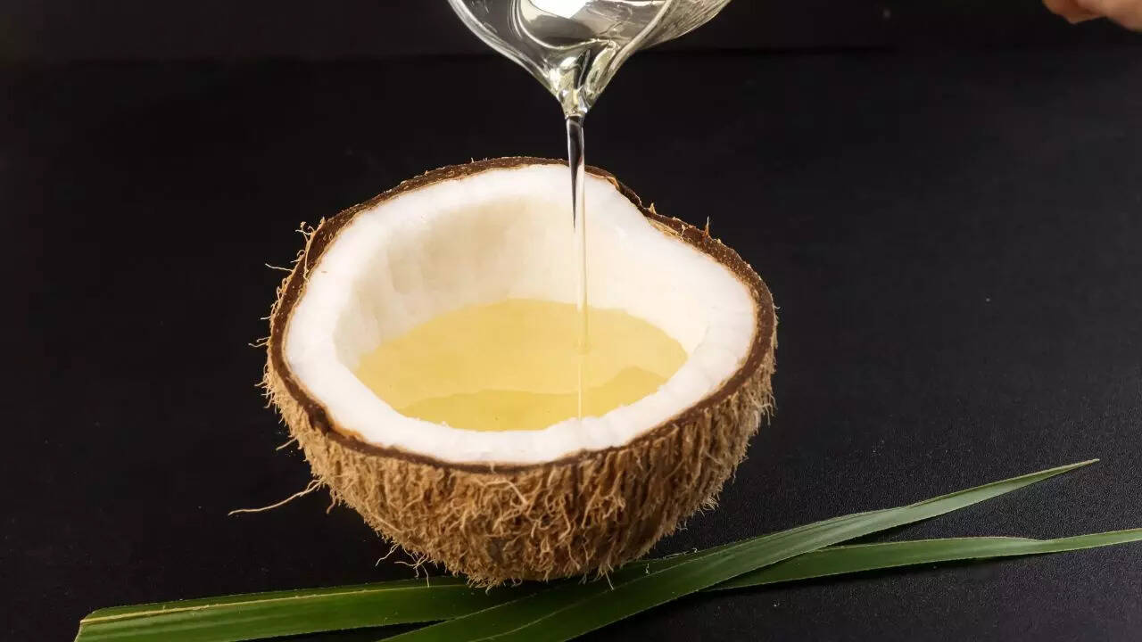 தேங்காய் எண்ணெய் ஏன் பொடுகு உதவுகிறது என்று நம்பப்படுகிறது