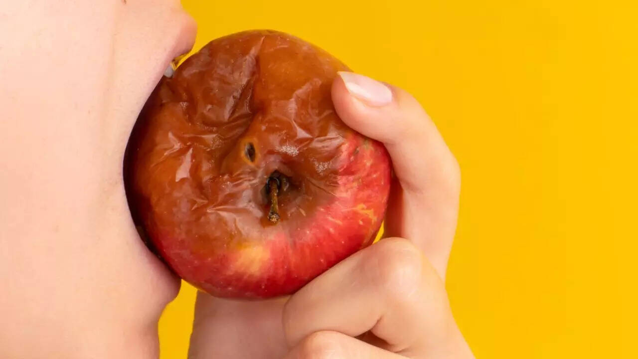 அறிகுறிகள் ஒரு ஆப்பிள் இனி சாப்பிட நல்லது அல்ல