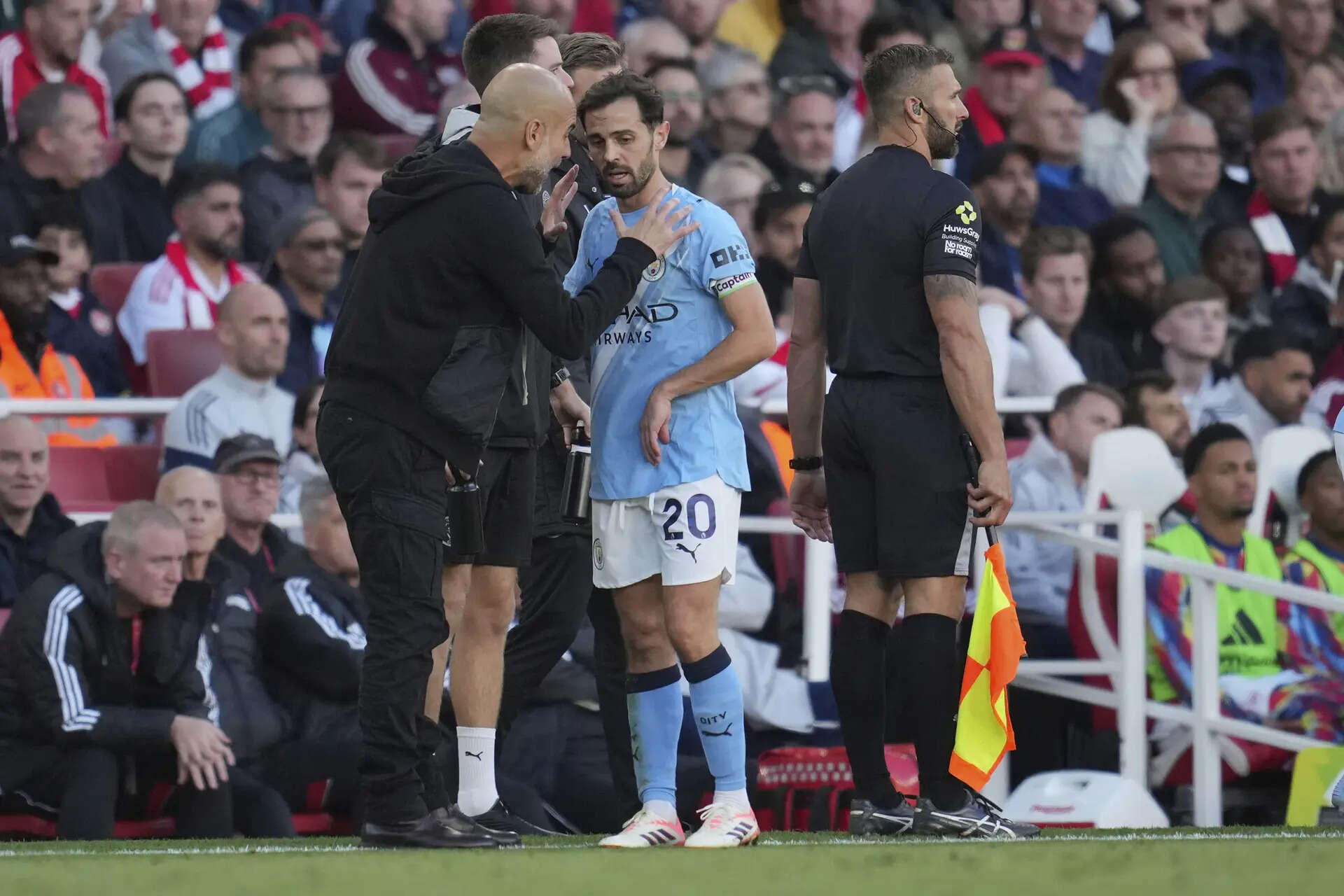 Manchester City's head coach Pep Guardiola talks to Bernardo Silva during the Premier League soccer match between Arsenal and Manchester City in London, Sunday, Sept. 21, 2025. (AP Photo/Kin Cheung) Britain Soccer Premier League