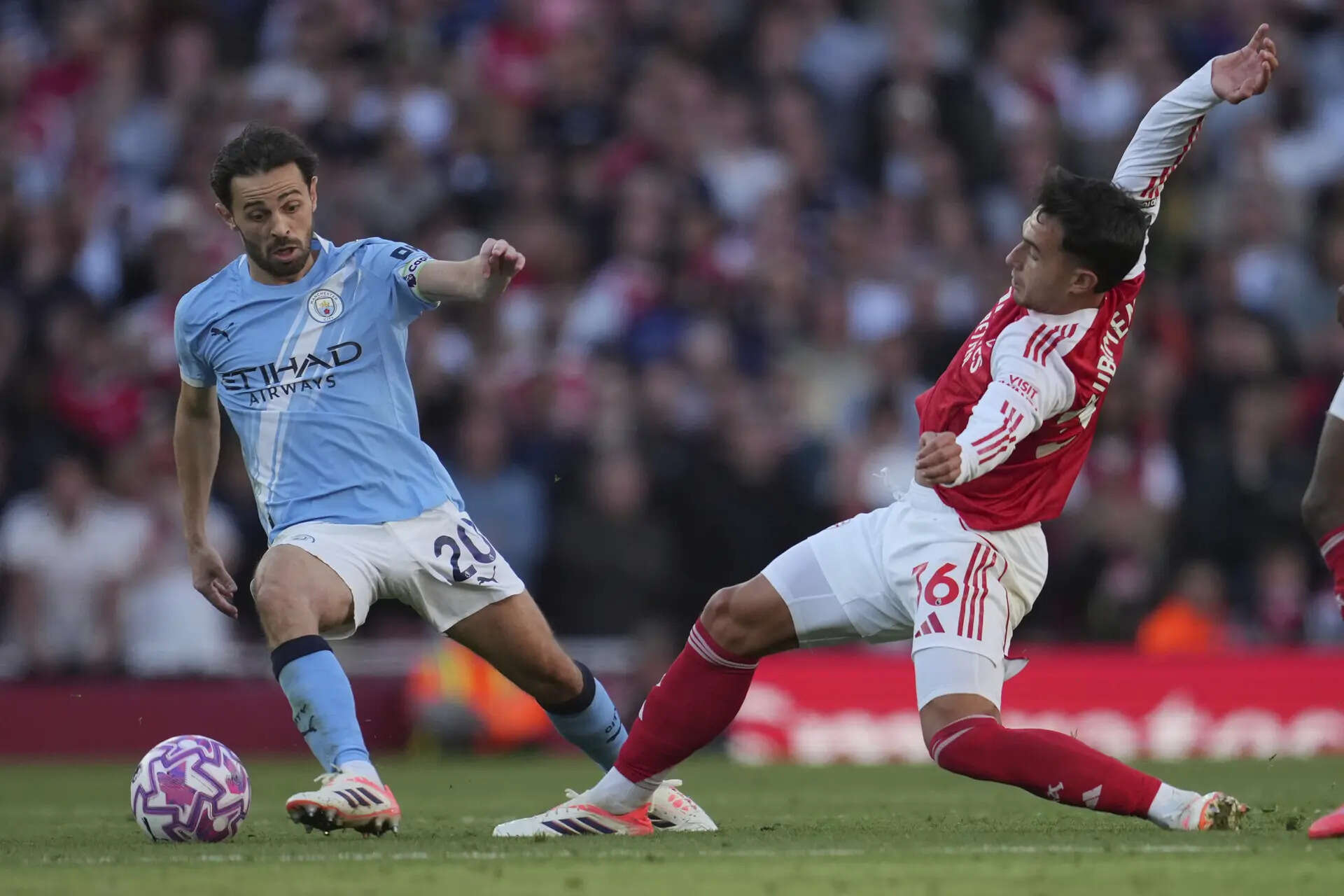 Manchester City's Bernardo Silva, left, and Arsenal's Martin Zubimendi fight for the ball during the Premier League soccer match between Arsenal and Manchester City in London, Sunday, Sept. 21, 2025. (AP Photo/Kin Cheung) Britain Soccer Premier League