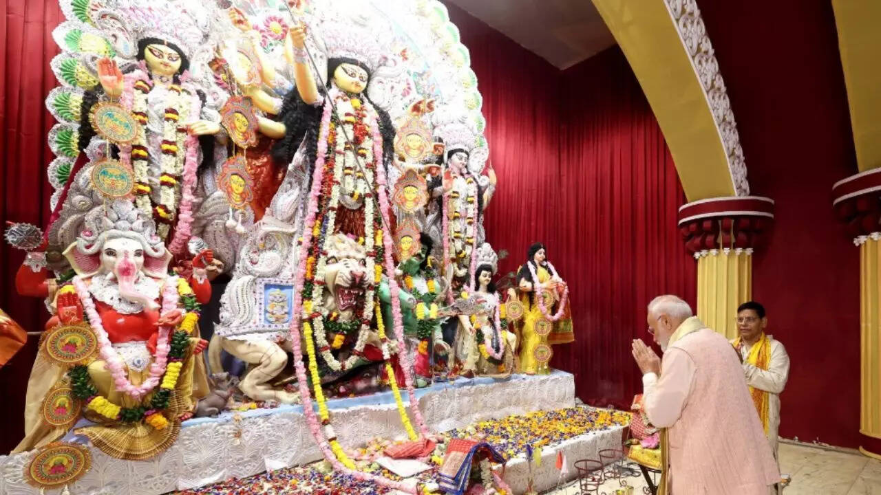 पीएम मोदी सीआर पार्क का दौरा करते हैं