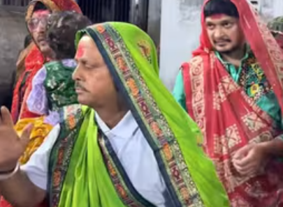 Men perform traditional dance wearing sarees (Photo: @awesome.amdavad/Instagram)