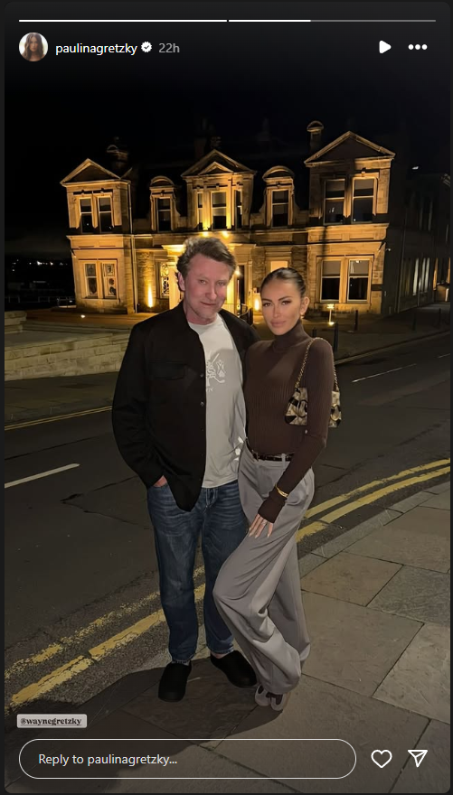 Paulina Gretzky posed alongside her father.(Image via Paulina Gretzky/Instagram) Paulina Gretzky