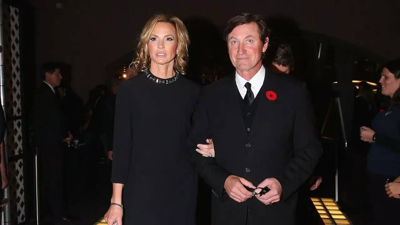 ​Janet Jones and NHL legend Wayne Gretzky​ (Getty Images)