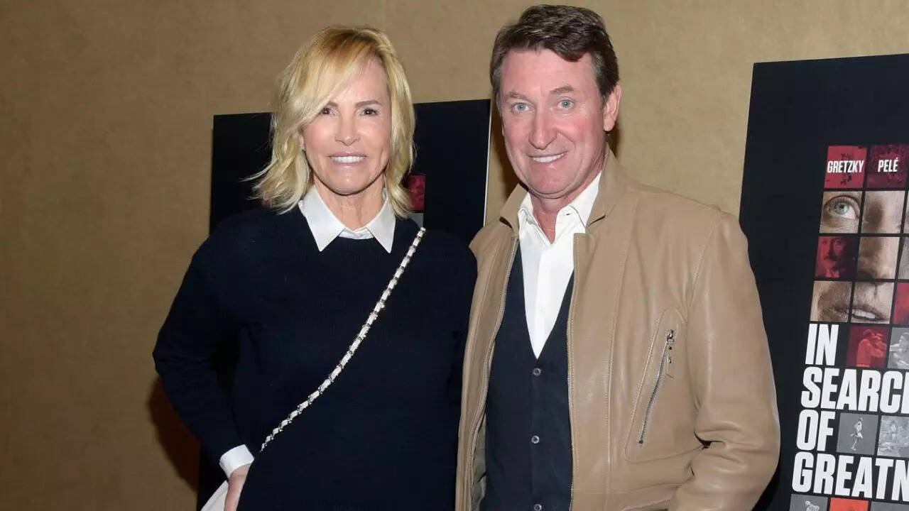 ​Janet Jones and NHL legend Wayne Gretzky​ (Getty Images)