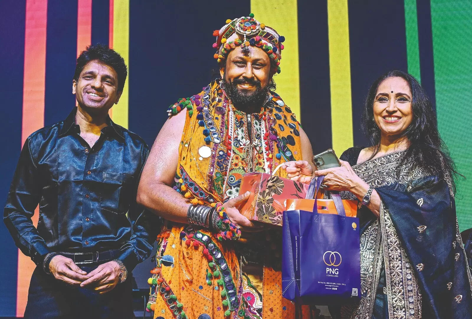 Ketki Handing out gifts to winner of Day 1