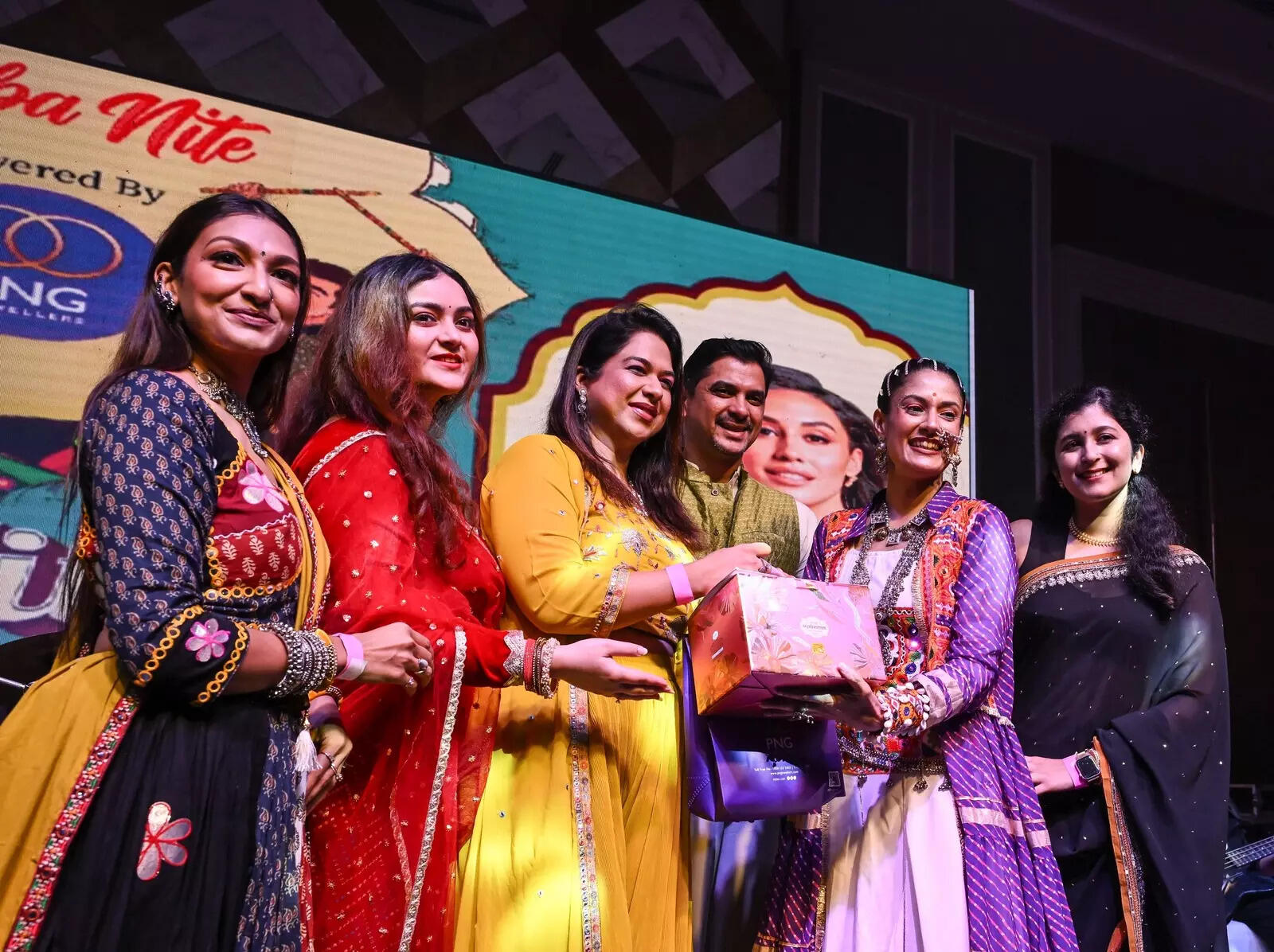 Pune Influencers Handing out gifts to winner of Day 2