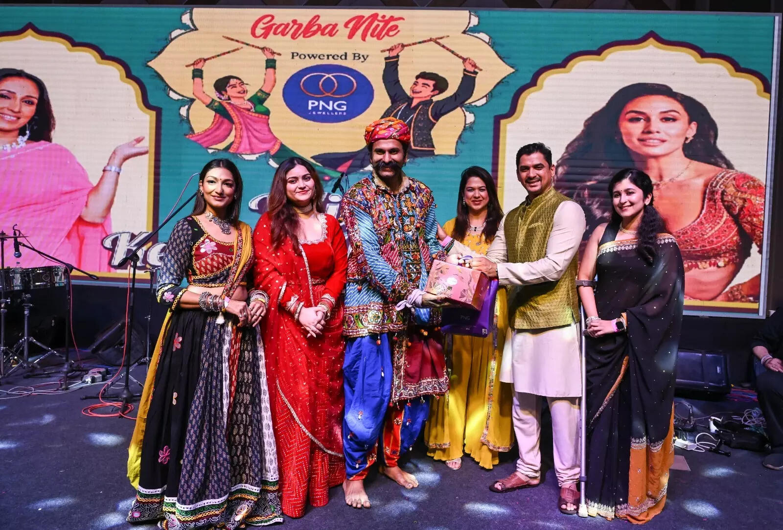 Pune Influencers Handing out gifts to winner of Day 2