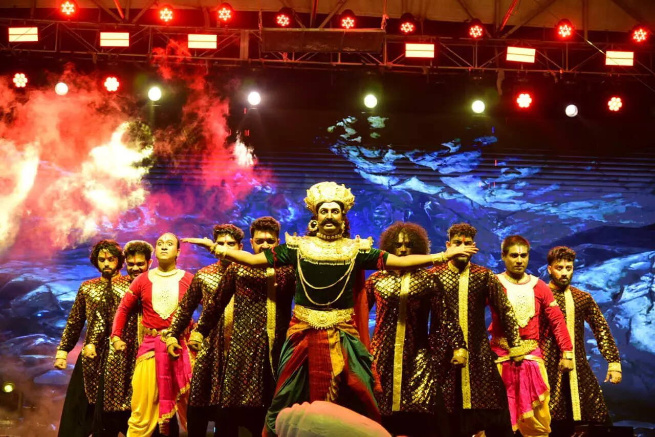 60-feet-tall Ravana effigy burnt on Dussehra organized by Salt Lake Sanskritik Sansad & Sanmarg at Central Park (Salt Lake), Kolkata_10
