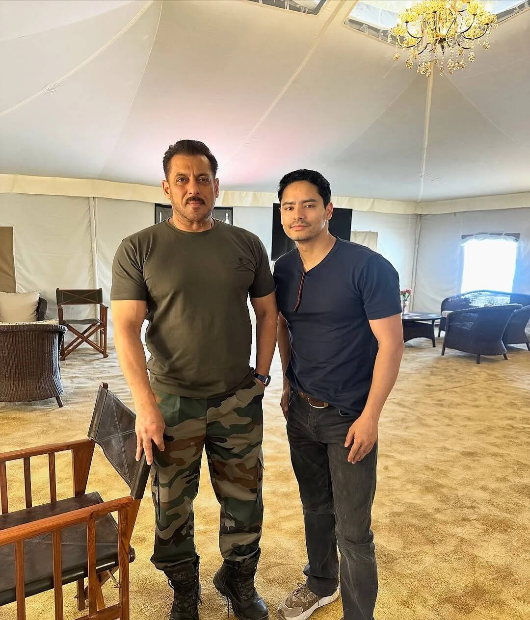 Salman-Khan-with-fan-in-Ladakh-Shoot.