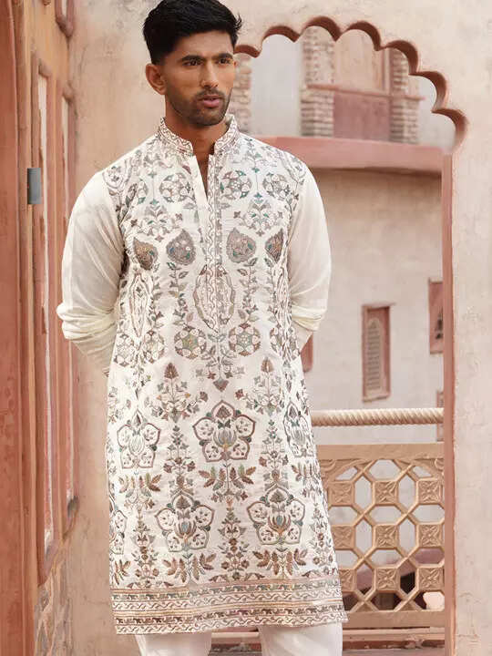 Jompers Men floral embroidered kurta