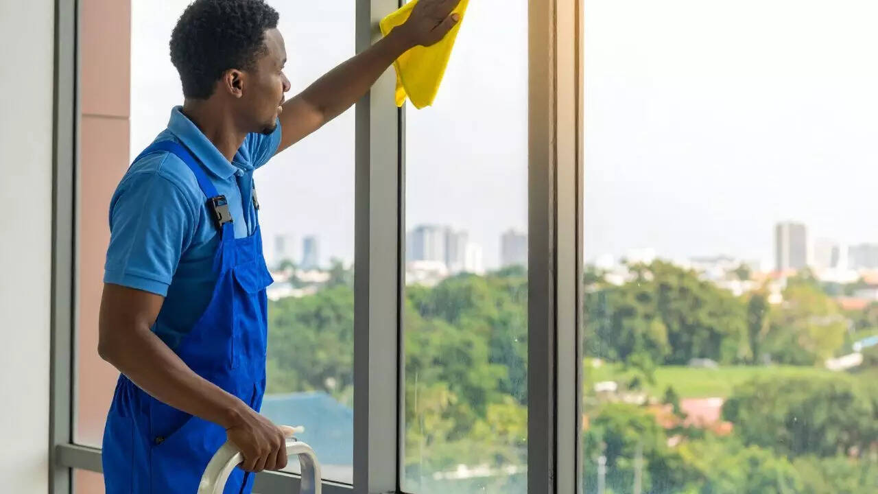 White vinegar for glass cleaning