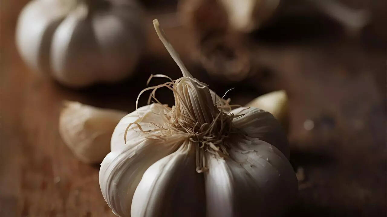 Tips to peel garlic quickly and efficiently