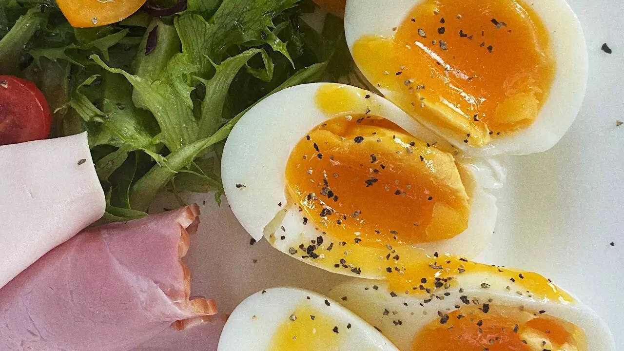 Best methods for heating cooked eggs and other eggs