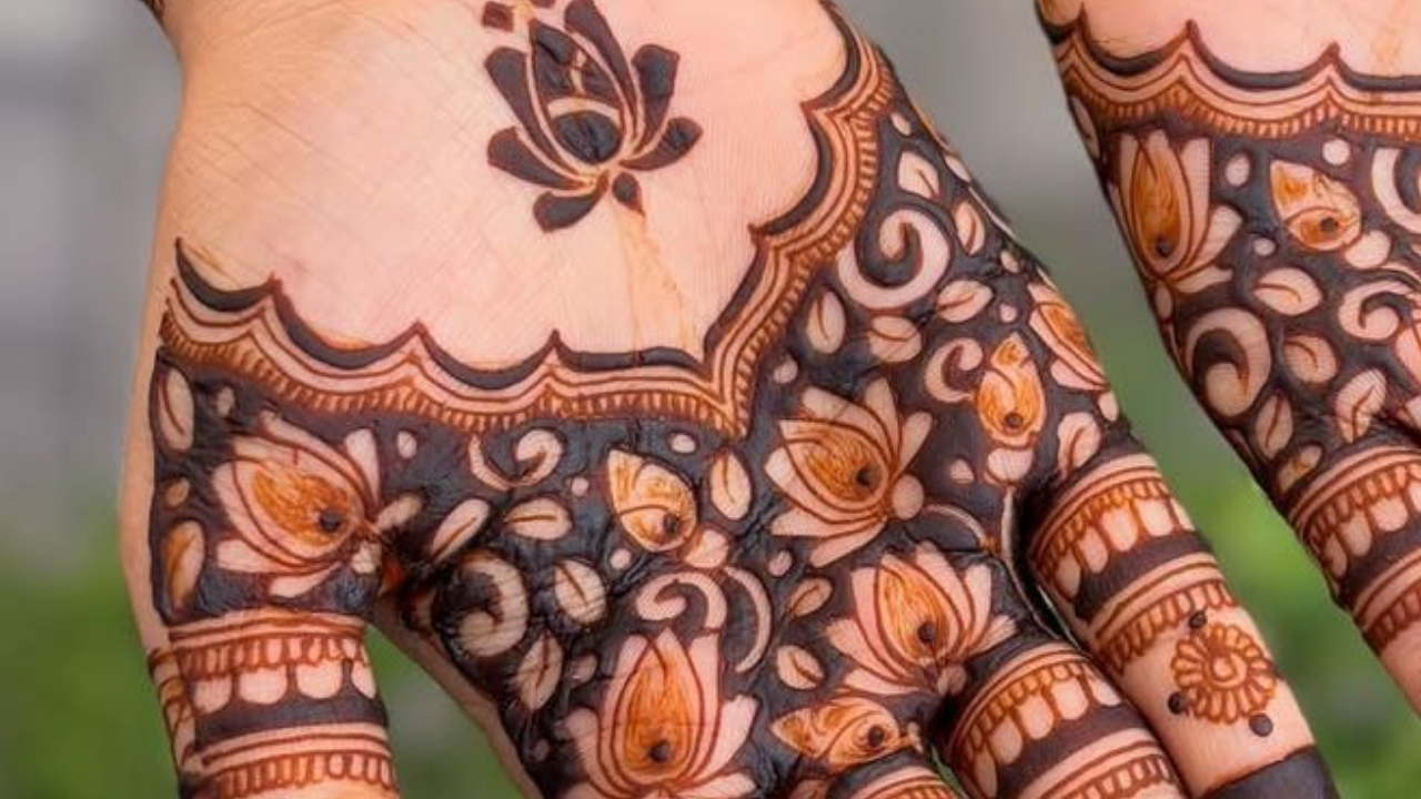 (Image Credits: Pinterest) Identical lotus motifs