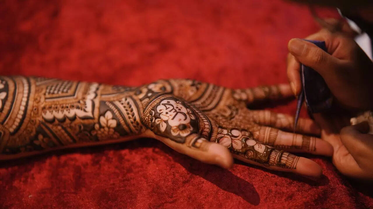 Keep the mehndi warm and moist