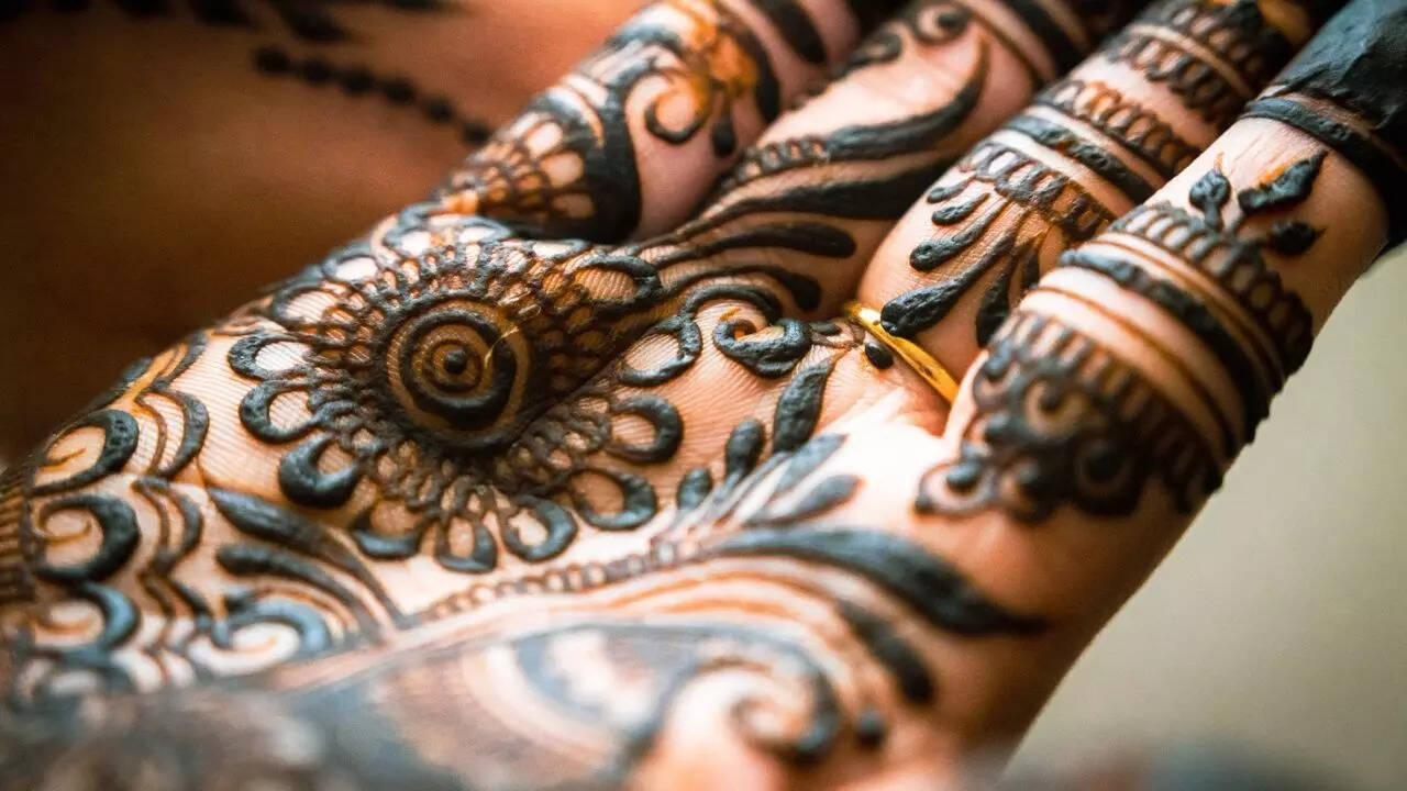 Effective ways to remove mehendi from hands safely