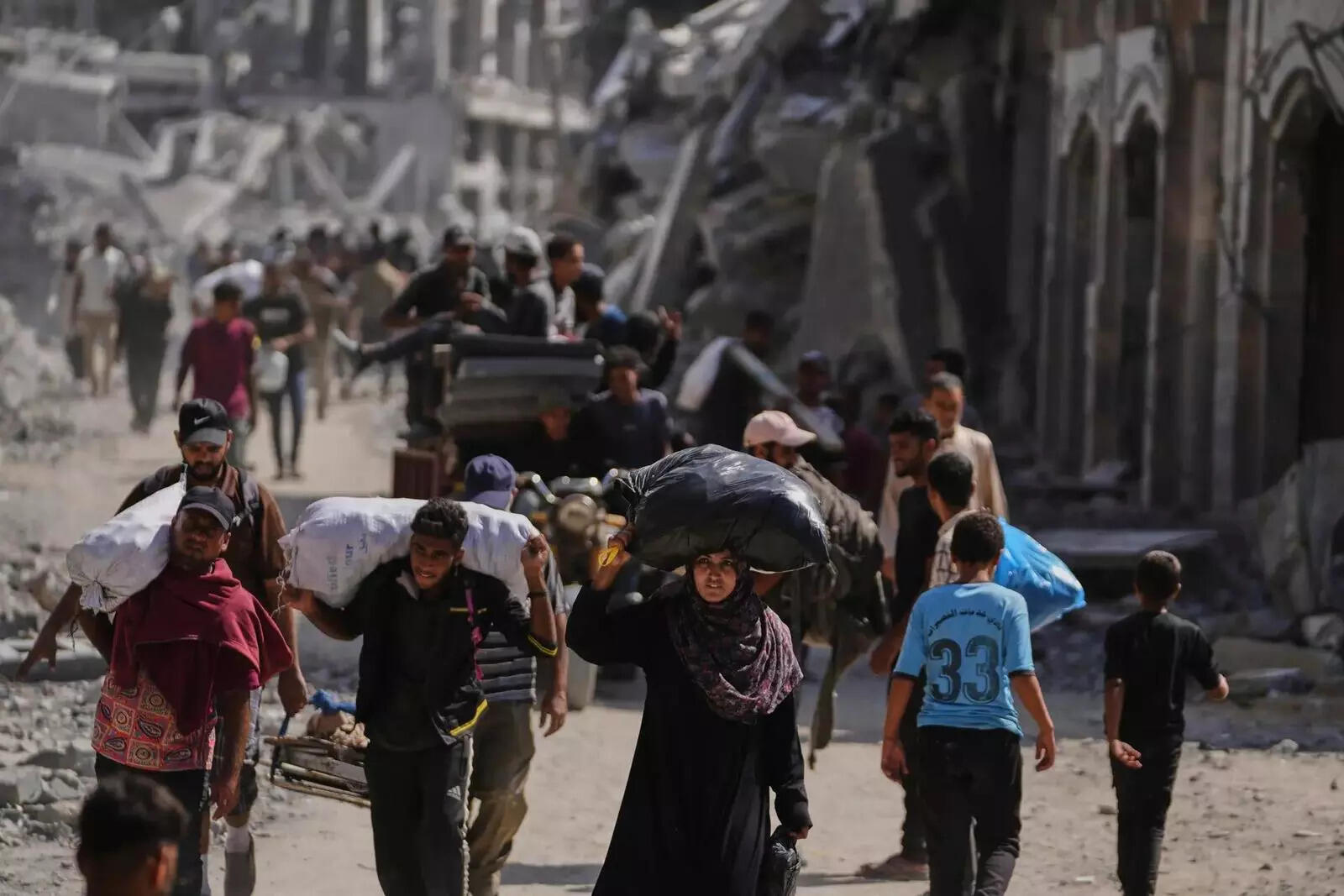 The Latest_ Tens of thousands of Palestinians in Gaza return north as ceasefire takes effect (1).