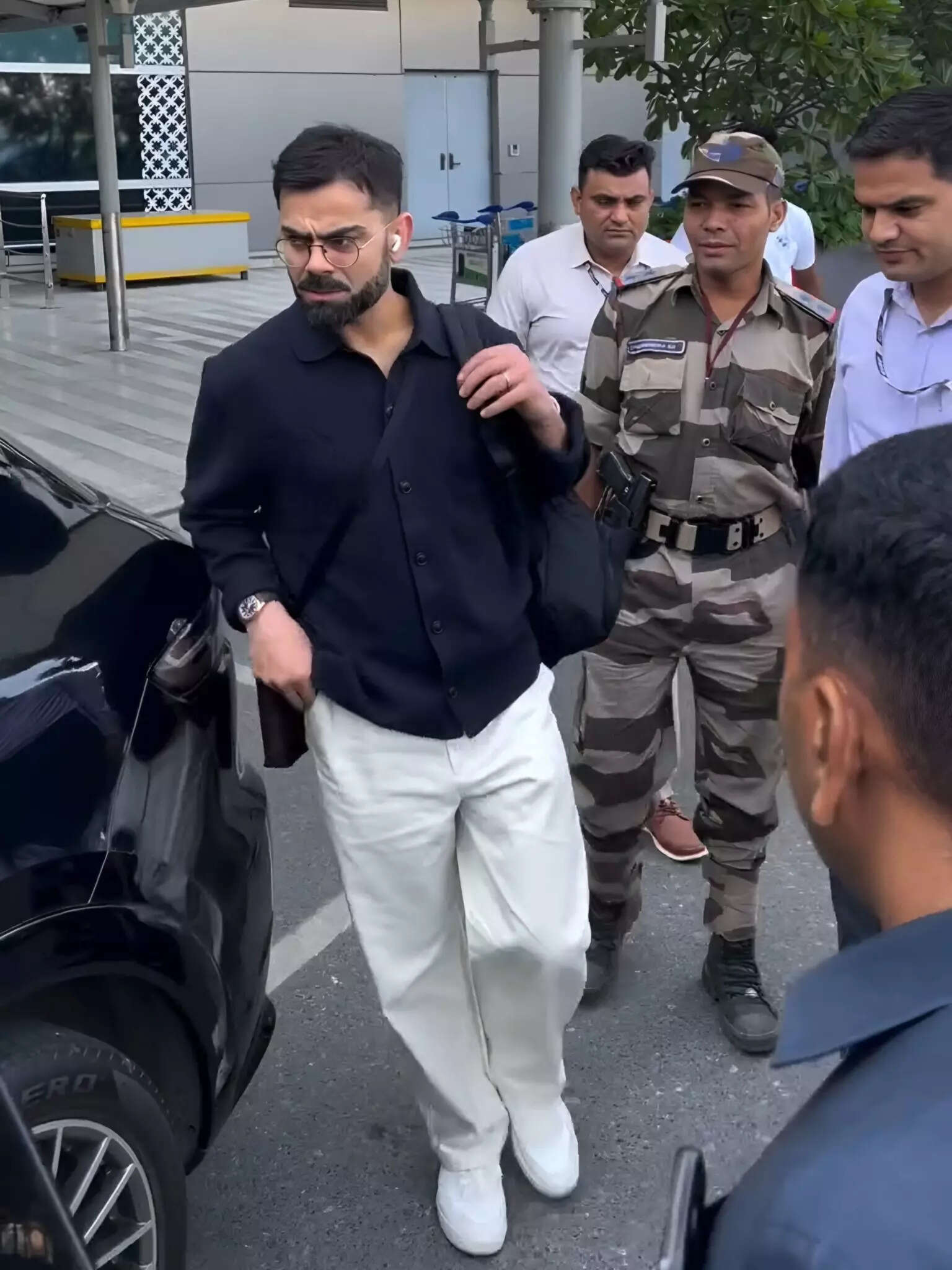 Virat Kohli at the airport (X) Virat Kohli