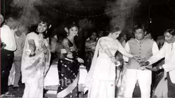 1376286-raj-kapoor-diwali-party (1)