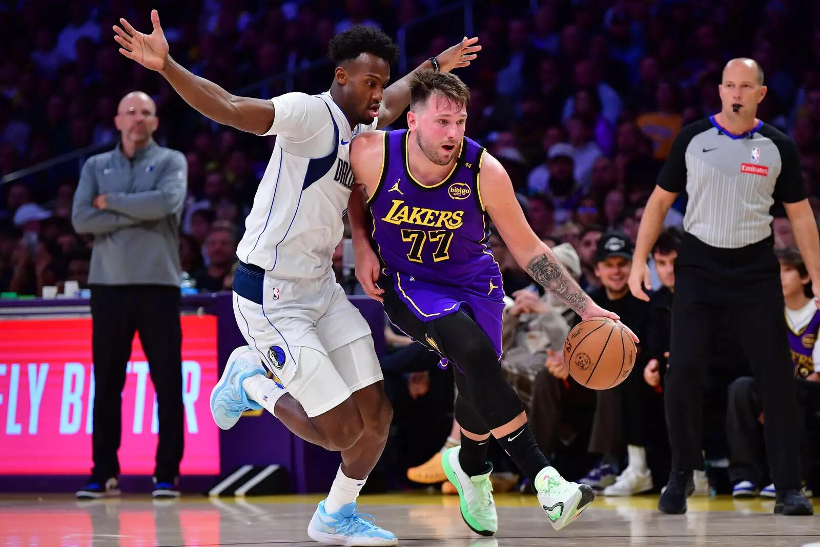 Dallas Mavericks vs Los Angeles Lakers (Image via Getty) Dallas Mavericks vs Los Angeles Lakers