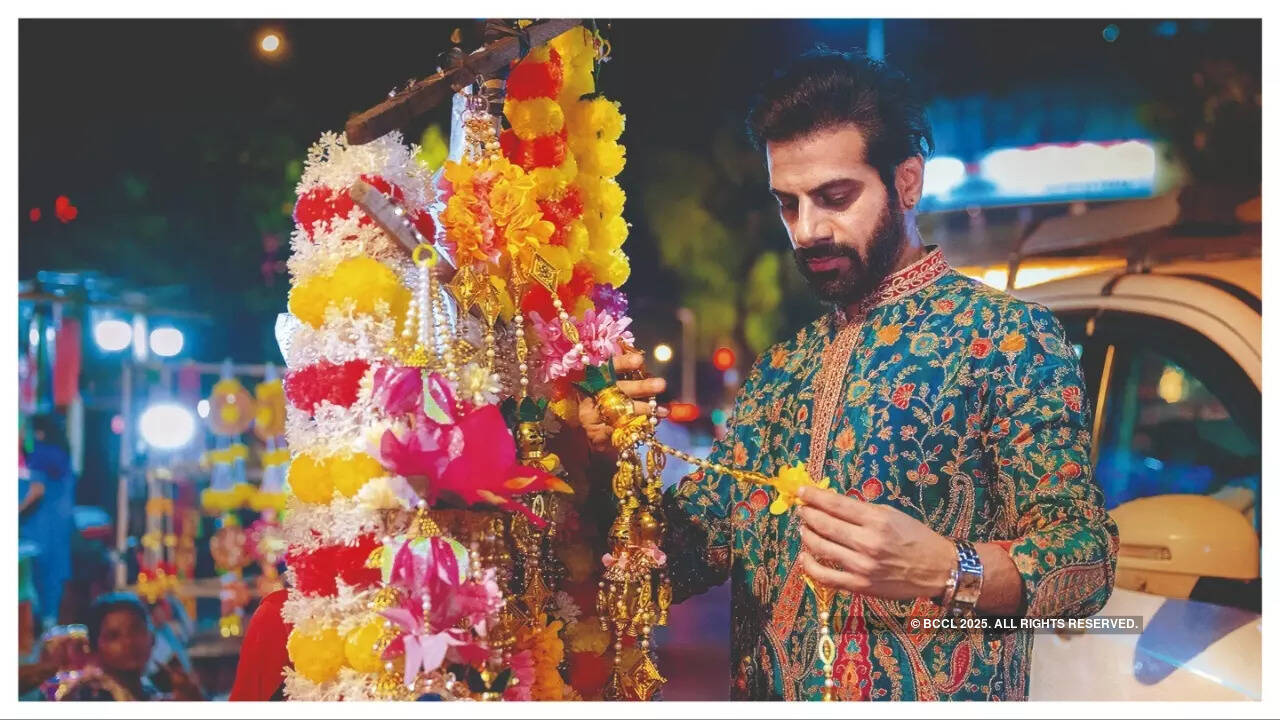 Karan Veer Mehra picks out torans for Diwali (BCCL/Tejas Kudtarkar) Karan Veer Mehra picks out torans for Diwali (BCCL/Tejas Kudtarkar)
