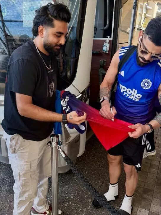 Virat Kohli signed an RCB jersey when he and rest of the Indian team landed in Perth. (Image: X) Kohli-RCB-jersey